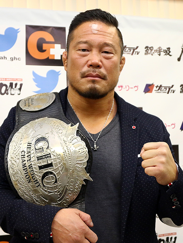 新王者・杉浦「48歳のオッサンがトップでいいのか? 響かないヤツはバカ」 次期挑戦者・小峠には「頭突きだけじゃなくて頭使え」