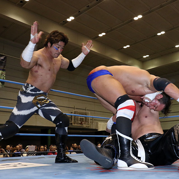 尻に毒霧噴射! TAJIRIが初対決レッドマン料理でKAIと4勝目、ヨシタツ組は痛恨4敗目
