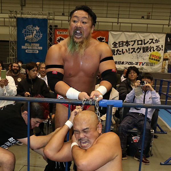 秋山-吉田初対決実現も野獣タッグが場外心中 ジョー組痛恨6失点目