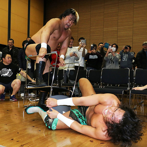 ユニット闘争早くも激化 大暴走・諏訪魔がジェイクの左足破壊未遂