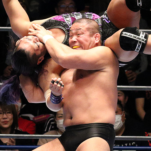 中西が二冠王・内藤と火花 ヘラクレスカッターさく裂で引退前に連勝