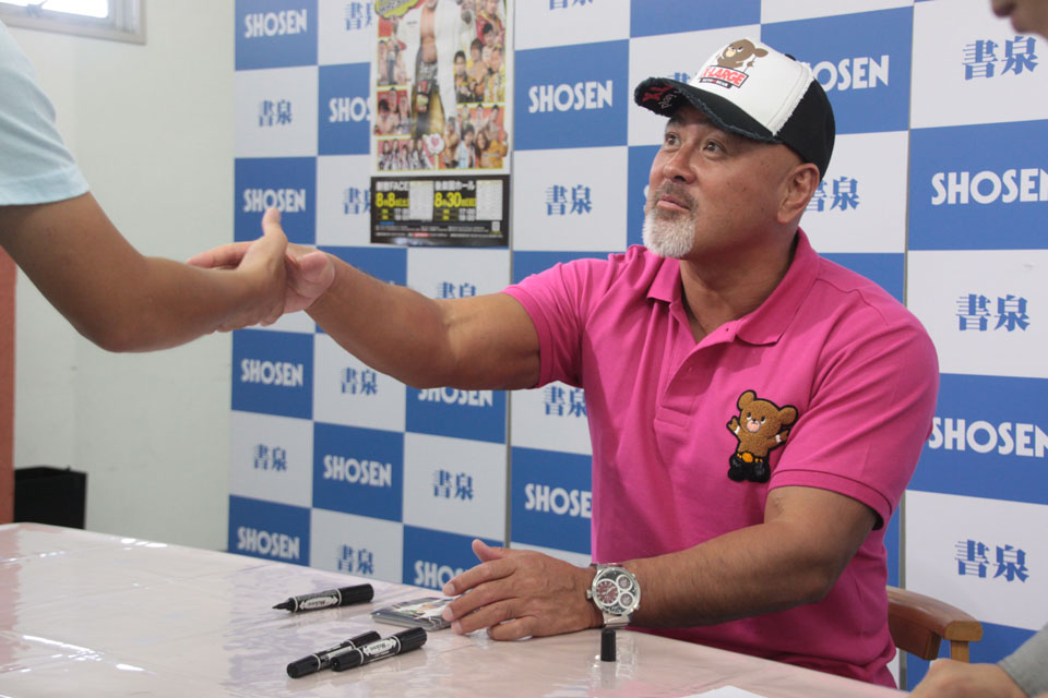プロレスオンリーショップを開催中の書泉グランデで、武藤敬司がサイン会に登場