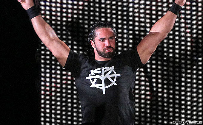 RAW生放送中に観客がリングに乱入も、ロリンズが神対応