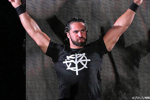 RAW生放送中に観客がリングに乱入も、ロリンズが神対応