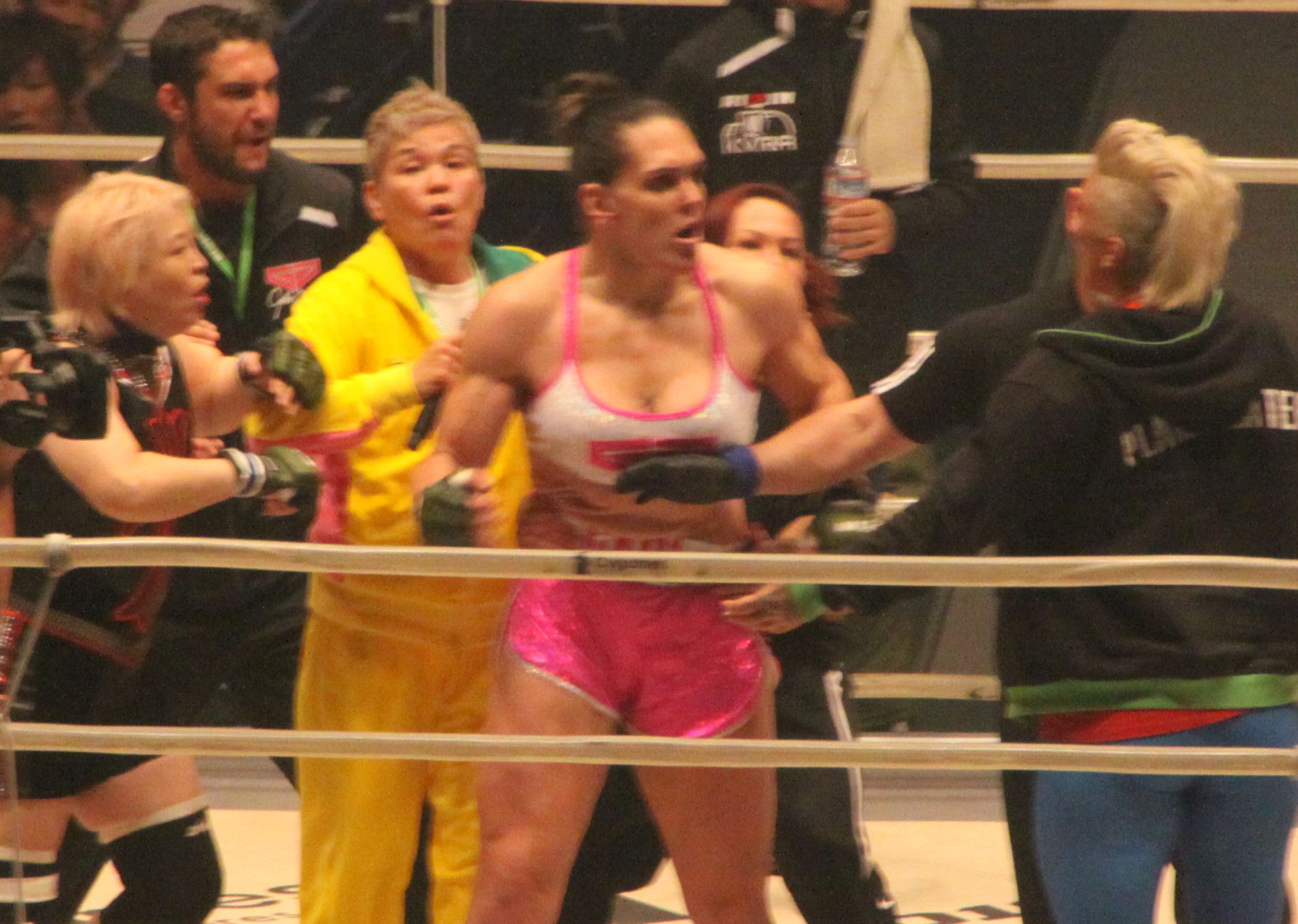 堀田祐美子がKOされた後に大乱闘が。神取忍と外人レスラーがギャビに対戦要求!!