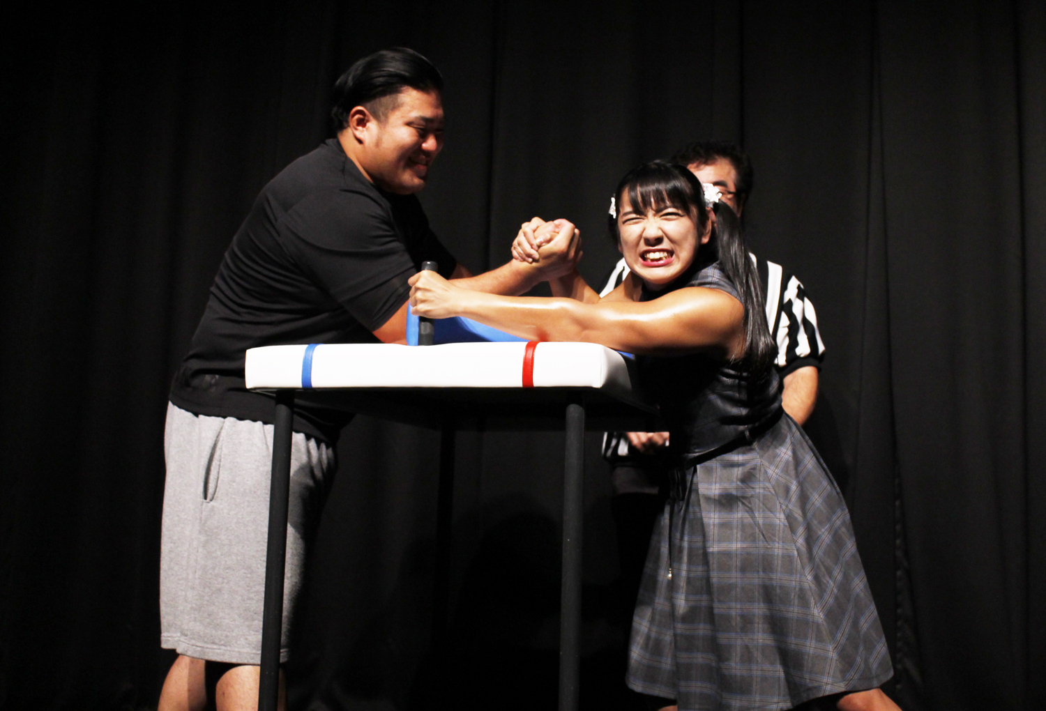 韓国映画『ファイティン!』のイベントで才木玲佳がアームレスリングに挑戦!