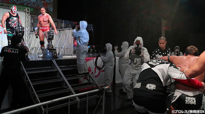 記者が電流爆破被弾!日本初のトペに写真がない理由!防護服は、ある意味安全圏?『記者&レフェリー受難伝説』!